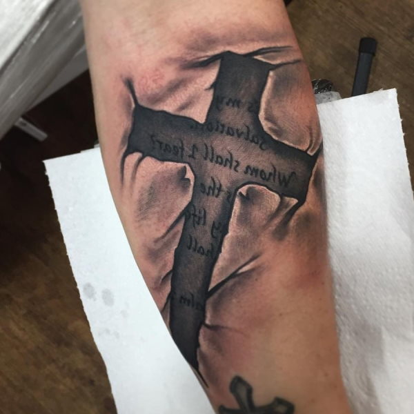 Какое значение имеет татуировка с кельтским крестом?