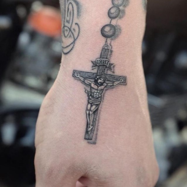 Символика татуировки креста на руке